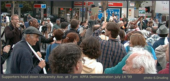 Crowd starting to move down Univ. Ave - 7pm